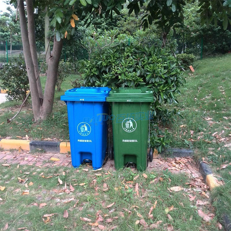 公共塑料垃圾桶展示图